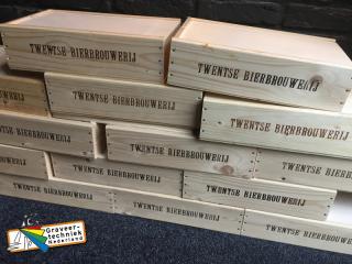 Tekst branden in wijnkistjes